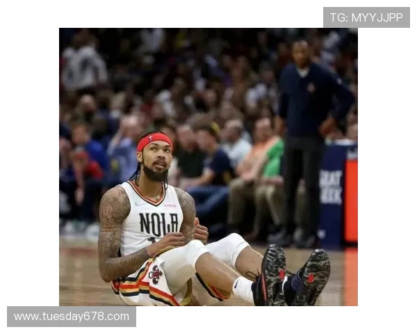 英格拉姆防守中遭队友顶撞腿部受伤倒地不起引发赛场关注全队担忧 英格拉姆防守中遭队友顶撞腿部受伤倒地不起引发赛场关注全队担忧